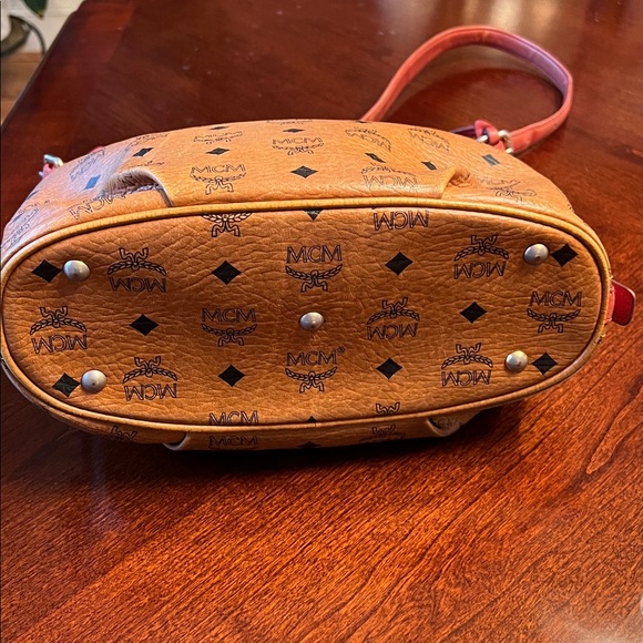 MCM HOBO SHOULDER BAG with LOCK AND KEY.  GUC - Picture 8 of 17